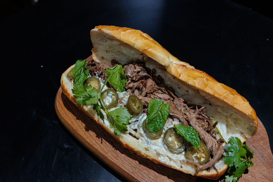 B&aacute;nh M&igrave; Vai Cừu Nướng BBQ