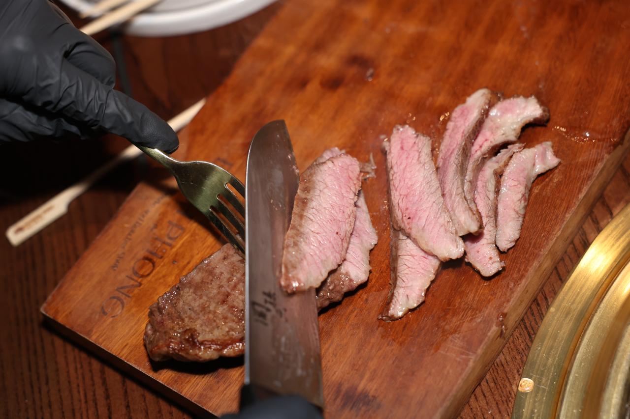 B&iacute;t Tết Flank Steak Sốt Gremolata